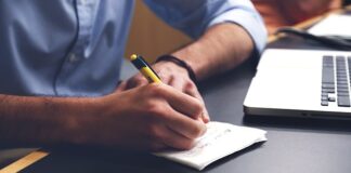 Jak dopasować biurko dla dziecka?