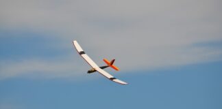 Z czego zrobić dolot powietrza do kominka?