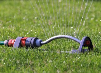 Kto płaci za przyłącze wody do działki?