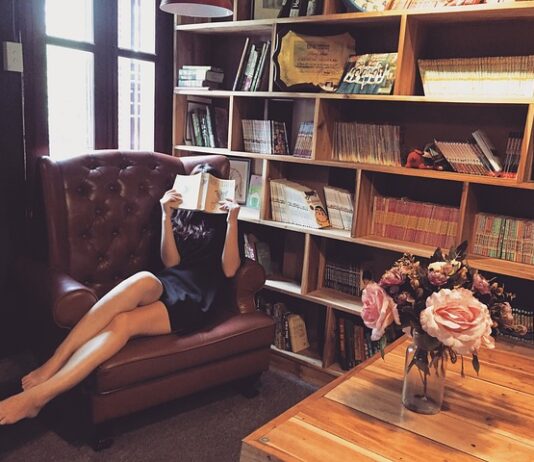 Czy kółka od fotela rysują panele?