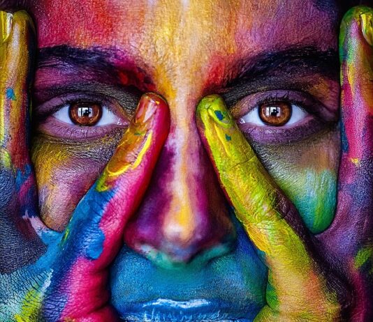 Czy farba kredowa brudzi? Czy farba kredowa brudzi?